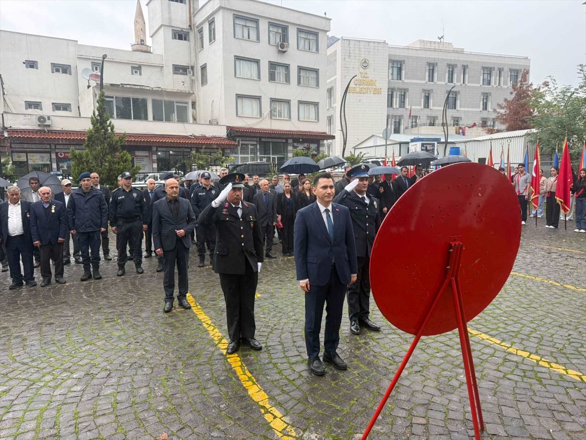 Çermik'te 29 Ekim Cumhuriyet Bayramı için Hükümet Konağı bahçesinde tören düzenlendi