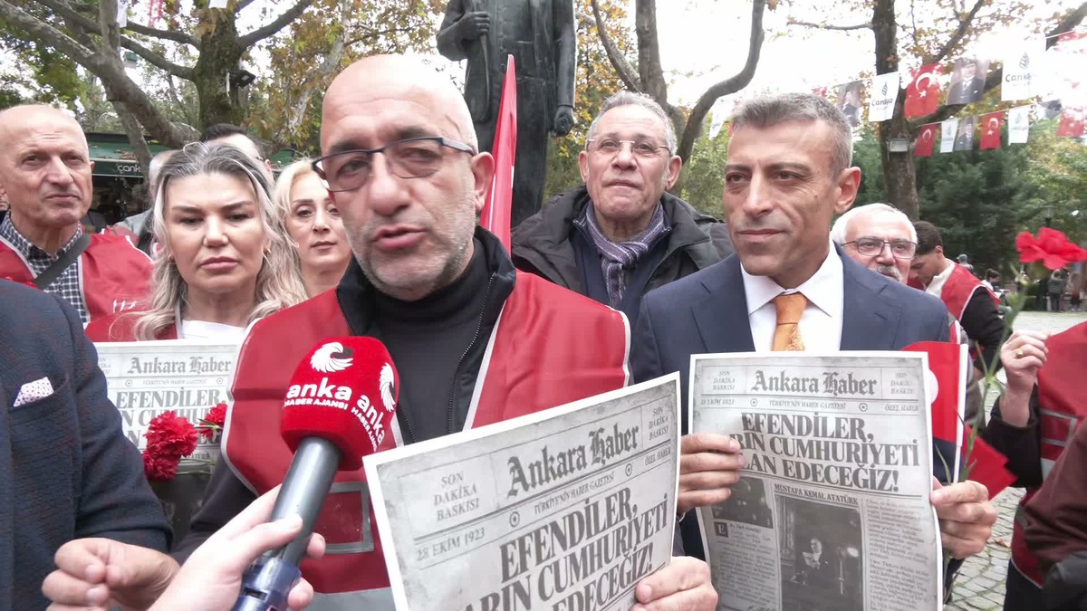 CHP Çankaya İlçe Başkanlığı, Kuğulu Park’ta Hâkimiyet-i Milliye gazetesi ve Türk bayrağı dağıttı
