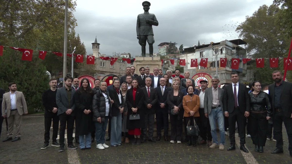 CHP Kahramanmaraş İl Başkanlığı, Cumhuriyet'in 103. yılında anıta çelenk koydu