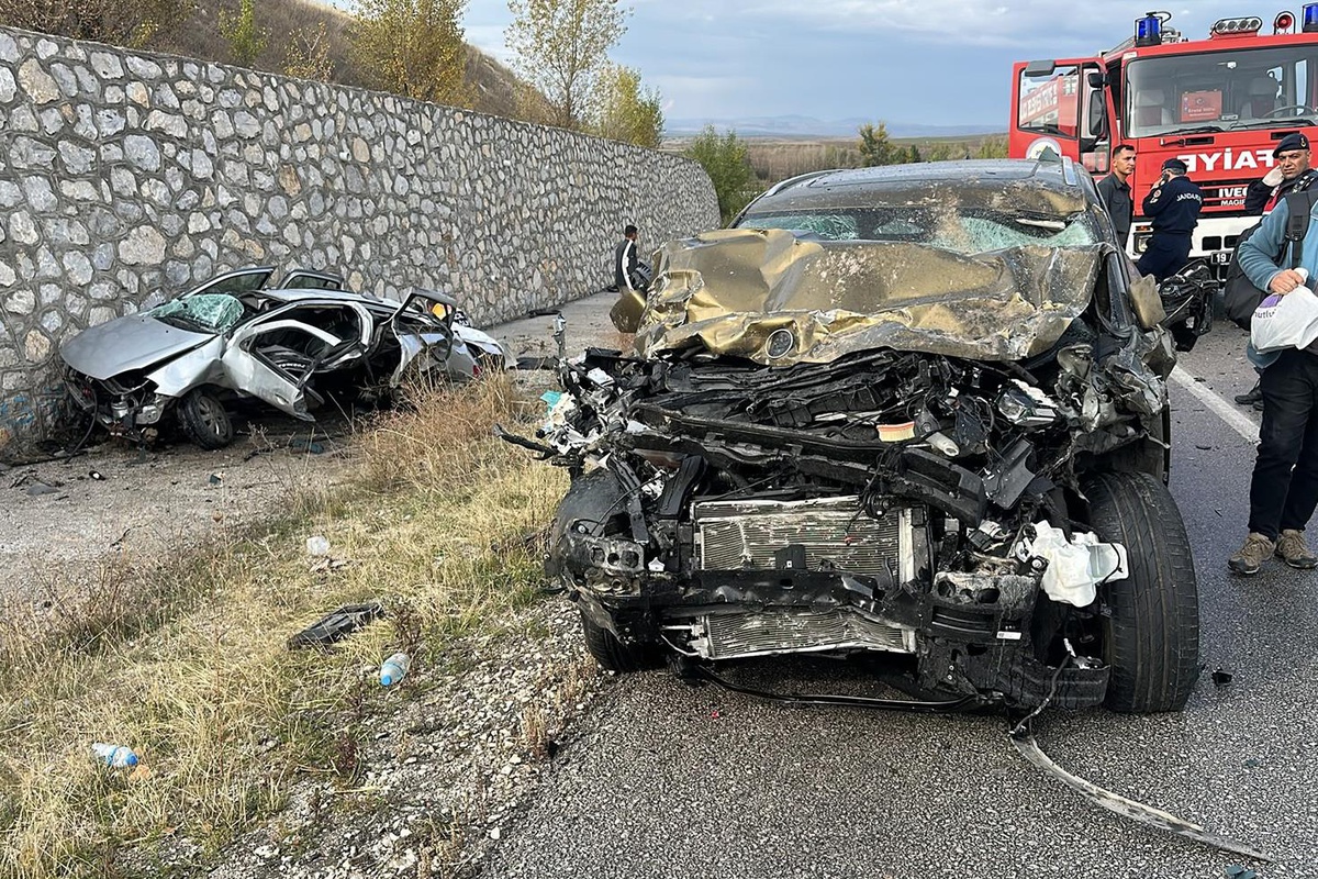 Çorum’da otomobil ile cip çarpıştı: 4 ölü, 2 yaralı
