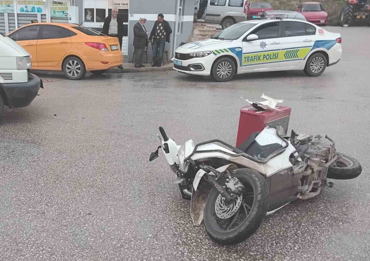 Çorum Alaca'da minibüsle çarpışan motosikletin sürücüsü yaralandı