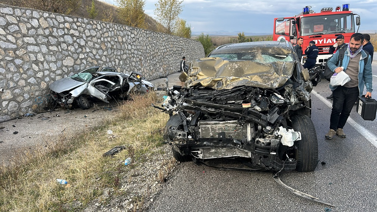 Çorum Alaca'da otomobil ile cip çarpıştı, 4 kişi öldü, 2 kişi yaralandı