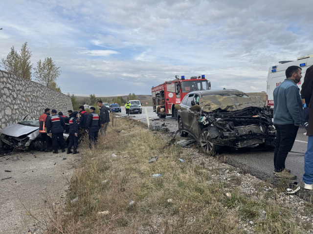 Mardin'de otomobil ile ticari araç çarpıştı: 1 ölü, 4 yaralı