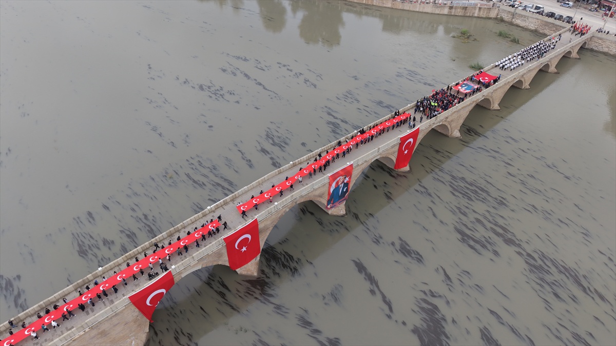 Çorum Osmancık'ta 103 metrelik bayrakla Bayrak Yürüyüşü yapıldı