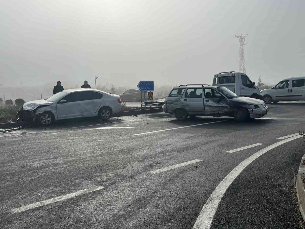 Çorum-Osmancık yolundaki kavşakta iki otomobil çarpıştı, 3 kişi yaralandı