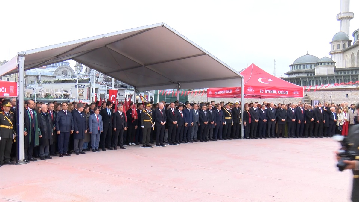 Cumhuriyet'in 103'üncü yılı için Taksim'de çelenk töreni yapıldı