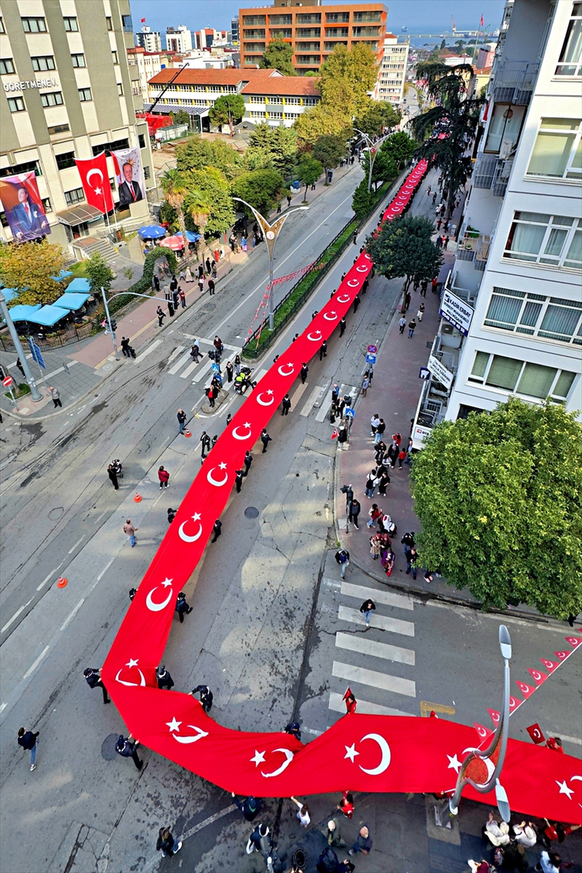Cumhuriyet'in 103. yılında Samsun'da 1919 metrelik bayrak yürüyüşte açıldı