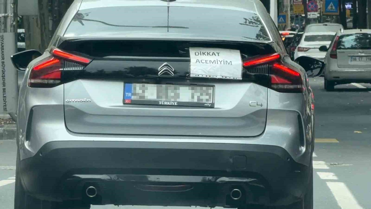 Diyarbakır'da sürücü 'dikkat acemiyim' yazısını arka cama yapıştırıp trafiğe çıktı