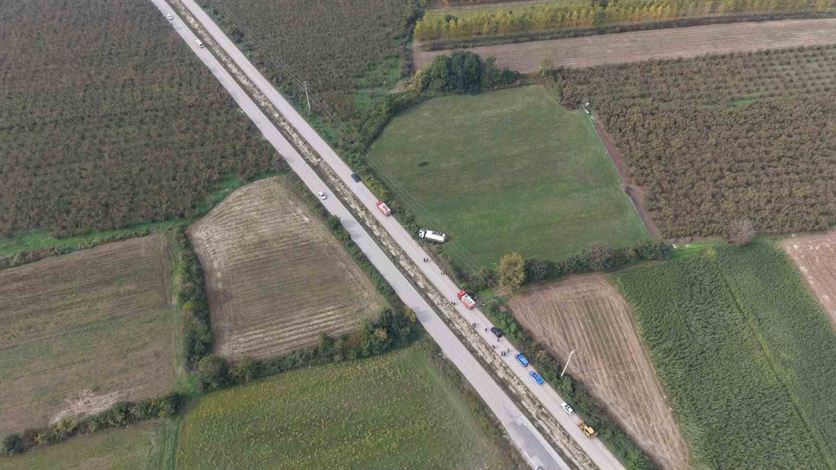 Düzce 1. OSB yolunda akaryakıt tankeri devrildi, yol trafiğe kapatıldı