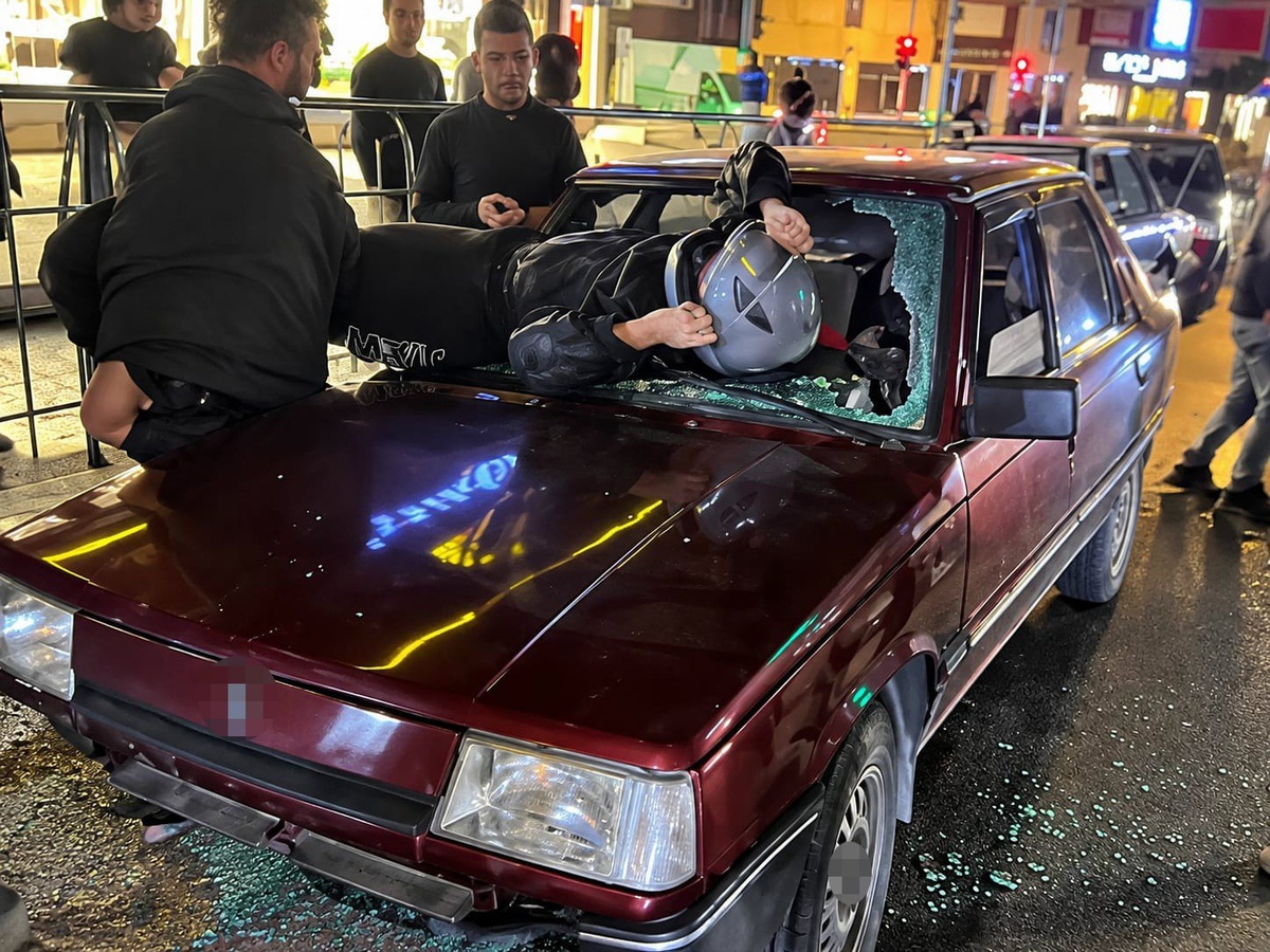 Düzce'de otomobille çarpışan motosikletin sürücüsü ön camdan içeri girerek yaralandı