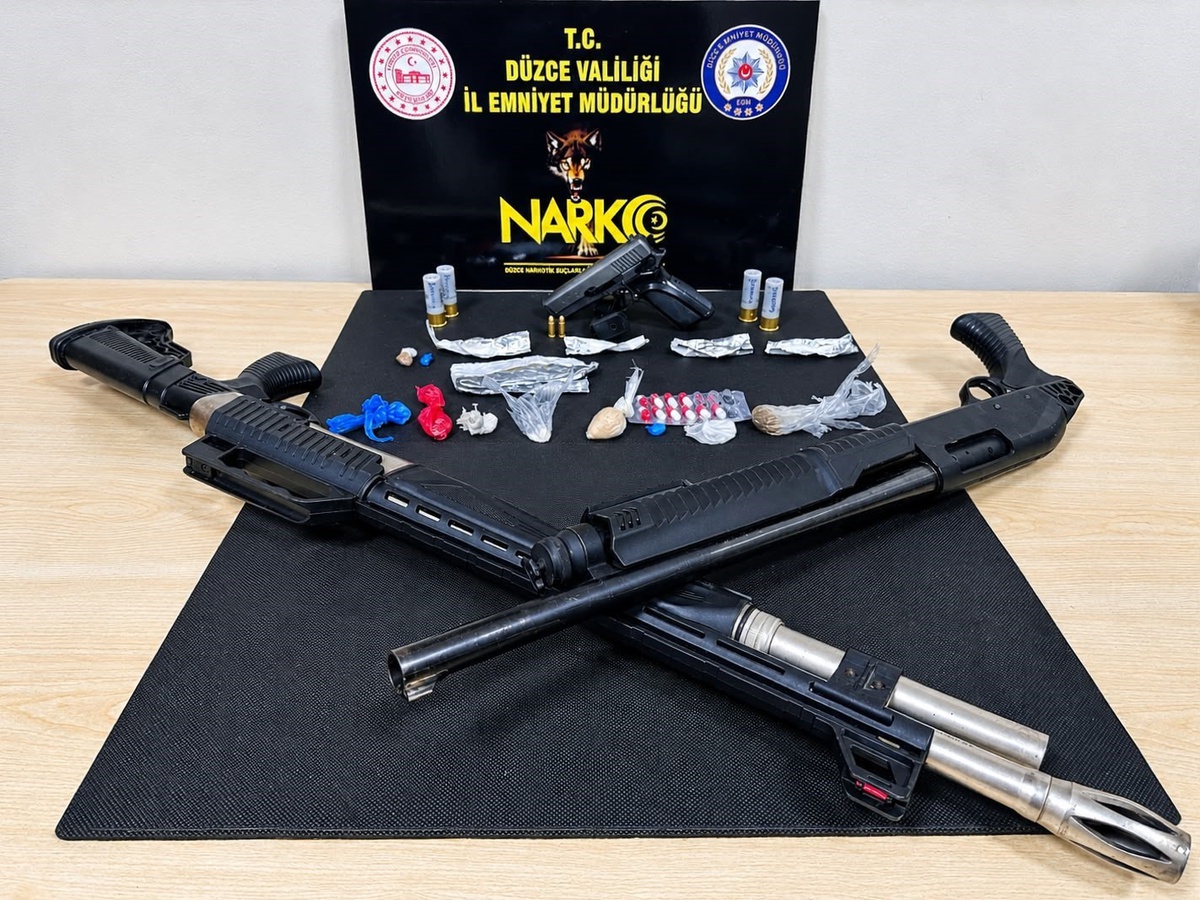 Düzce'de narkotik çalışmada uyuşturucu ve ruhsatsız silah bulundu, 2 kişi tutuklandı