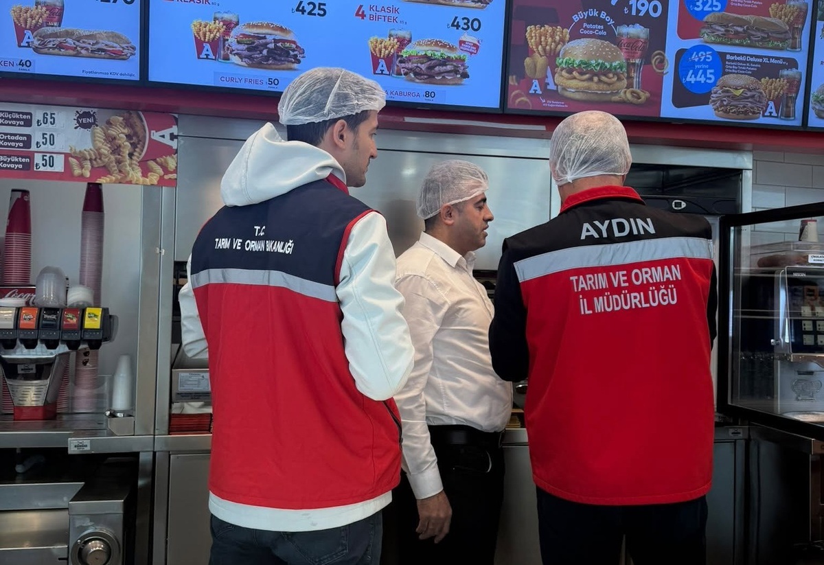 Efeler’de AVM ve otogarda gıda işletmeleri denetlendi, menülerde kaloriye bakıldı