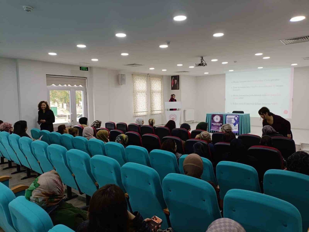 Erzincan'da Aile ve Sosyal Hizmetler personeline meme kanseri eğitimi verildi