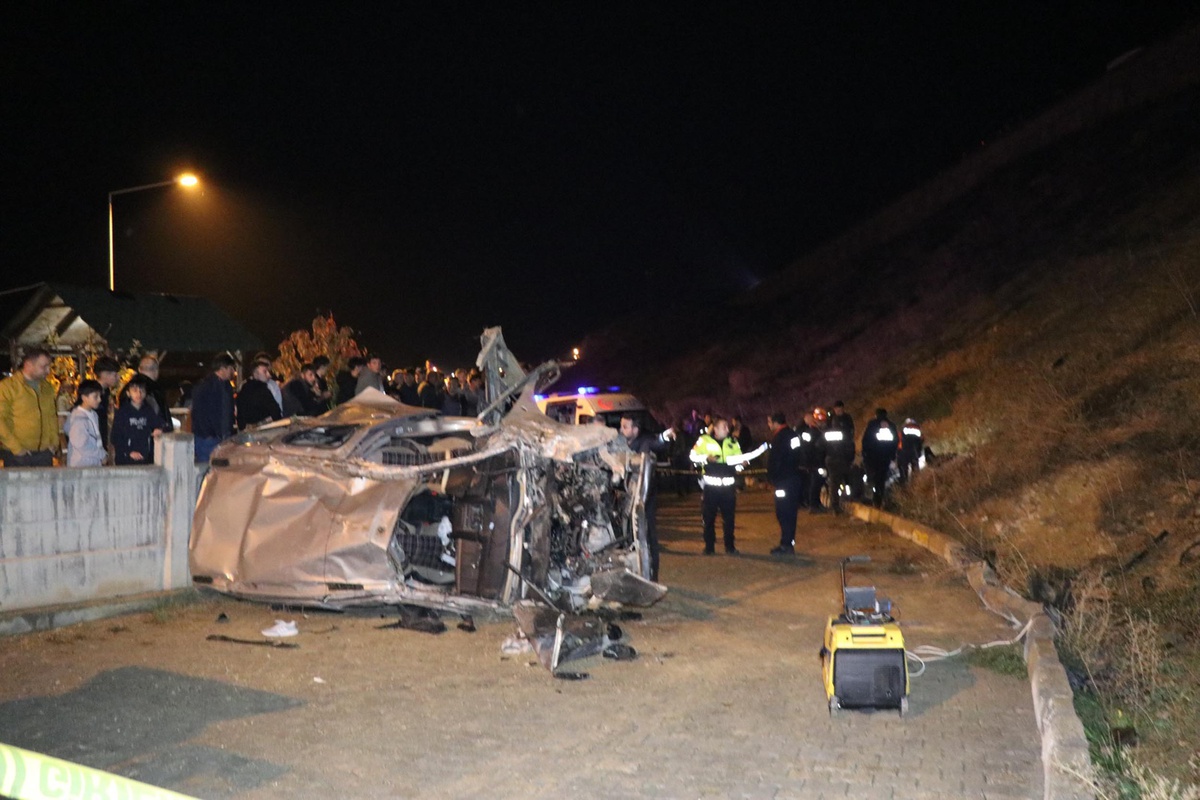 Erzurum Oltu'da araç 22 metre uçuruma yuvarlandı, 1 kişi öldü, 3 kişi yaralandı