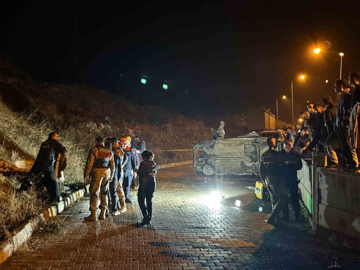 Erzurum Oltu'da şarampole yuvarlanan otomobilde 1 kişi öldü, 1'i ağır 3 yaralı var