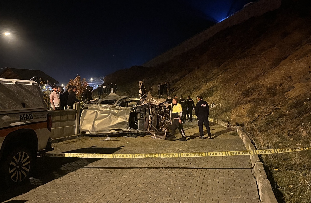 Erzurum Oltu'da takla atan hafif ticari araçta 1 kişi öldü, 3 kişi ağır yaralandı