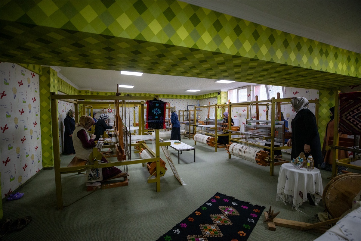 Erzurum Olur'da 250 yıllık Karnavas bezi kadınların elinde yeniden dokunuyor