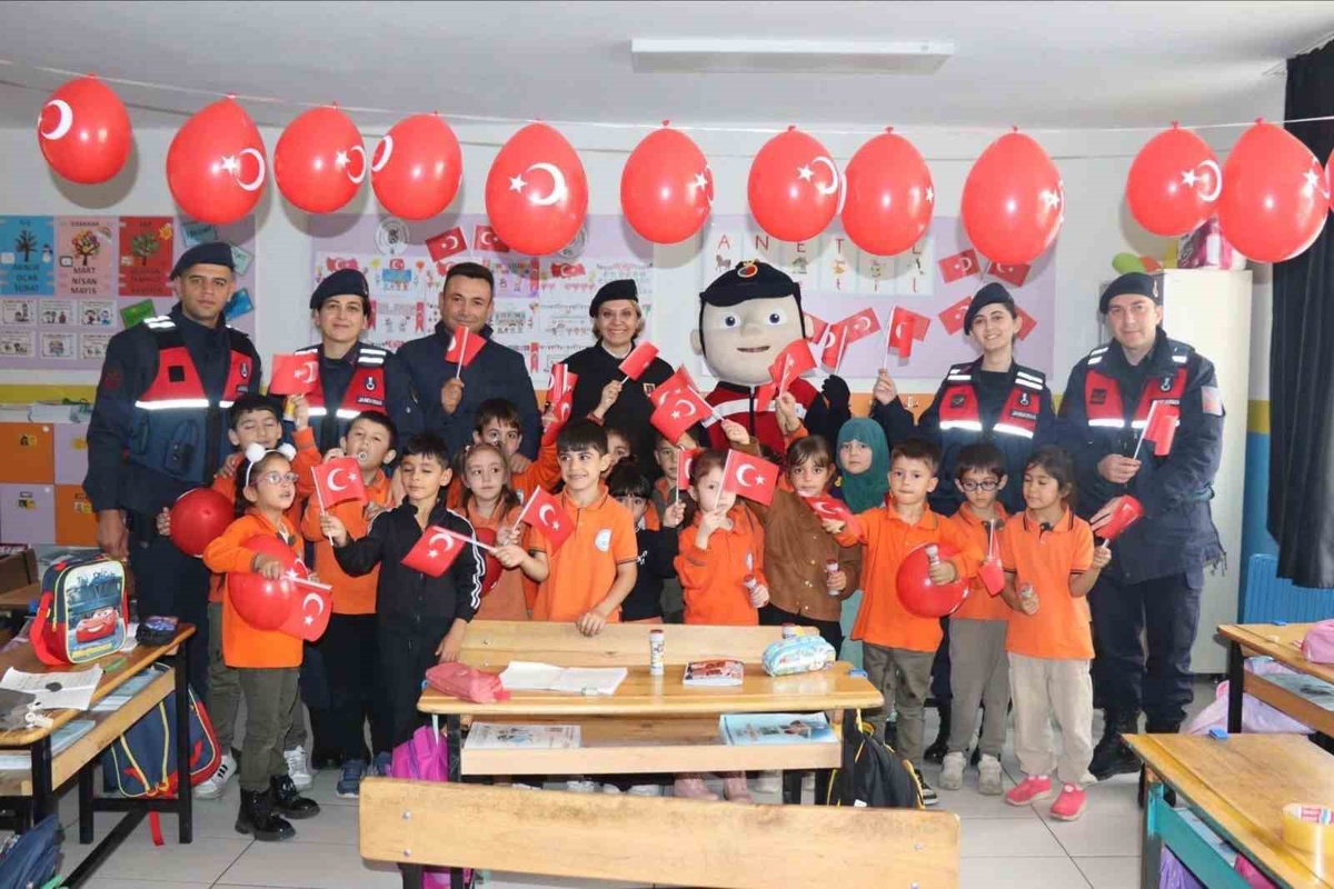Eskişehir'de jandarma, 29 Ekim için Çukurhisar İlkokulu'nda sınıfları süsledi
