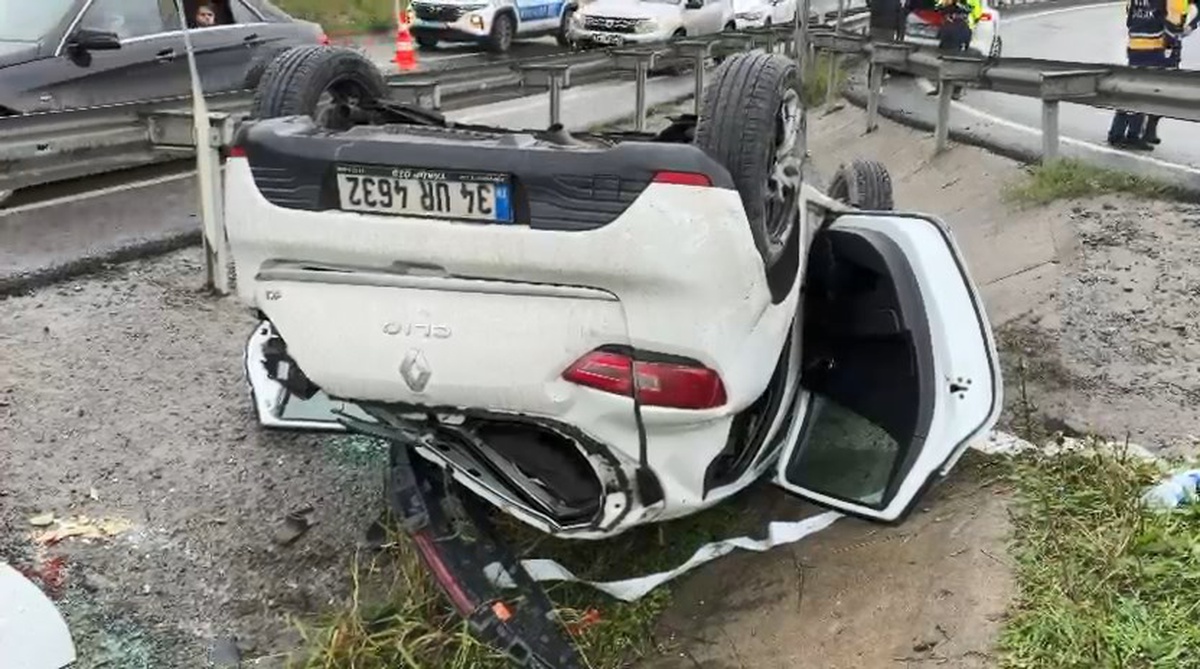 Eyüpsultan'da bariyerlere çarpan otomobil devrildi, 3 kişi yaralandı
