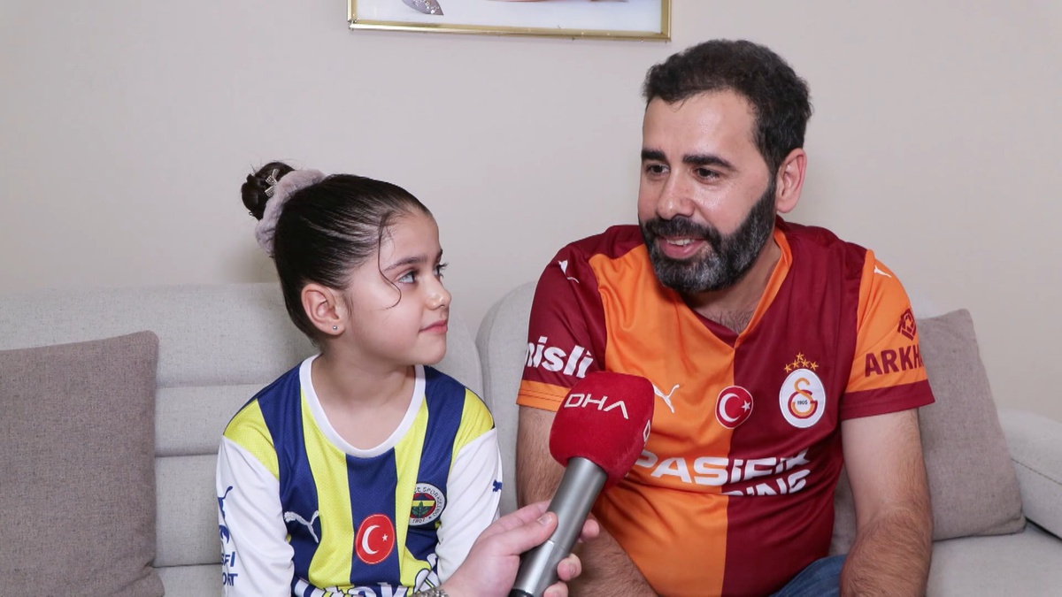Fenerbahçe formalı 9 yaşındaki taraftar, Galatasaraylı babasıyla derbiyi izledi