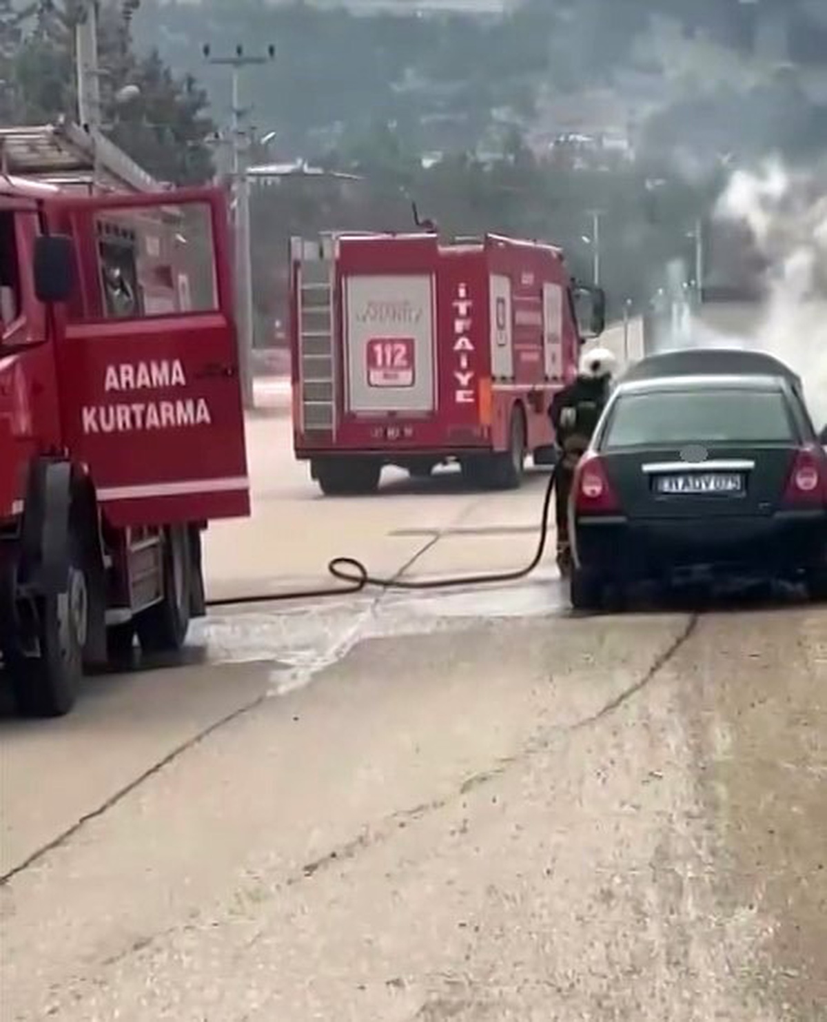 Gaziantep Nurdağı'nda seyir halindeki otomobilin motoru alev aldı, itfaiye söndürdü