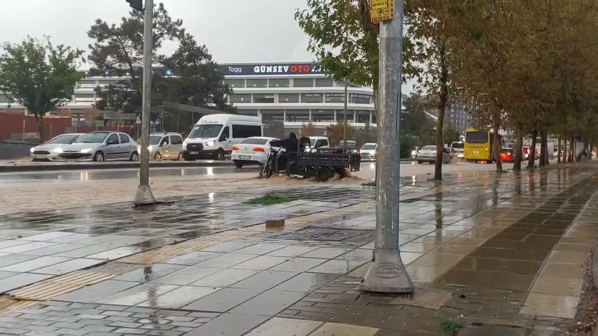 Gaziantep'te sağanak cadde ve sokaklarda su birikintilerine yol açtı