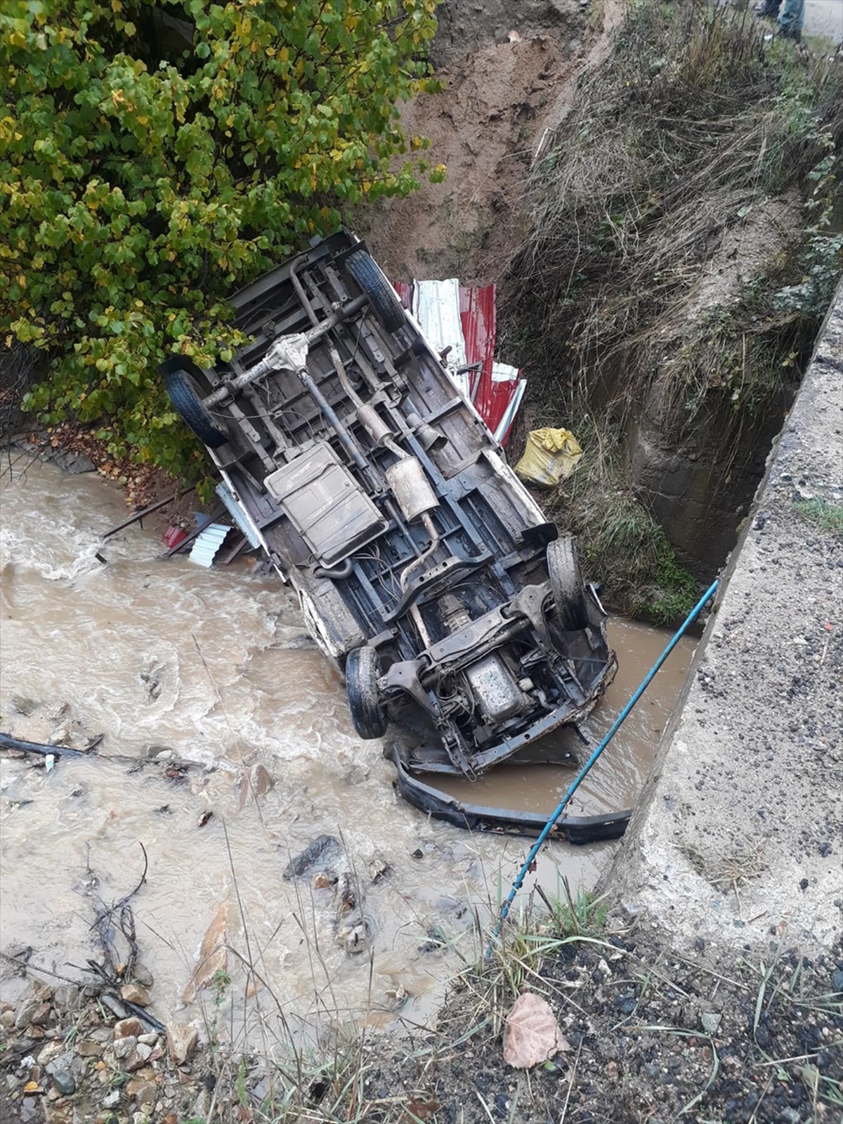 Giresun Yağlıdere'de kontrolden çıkan kamyonet dereye devrildi, 2 kişi yaralandı