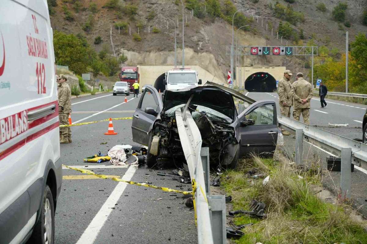 Gümüşhane'de bariyere saplanan otomobilde 1 kişi öldü, 1'i ağır 4 kişi yaralandı