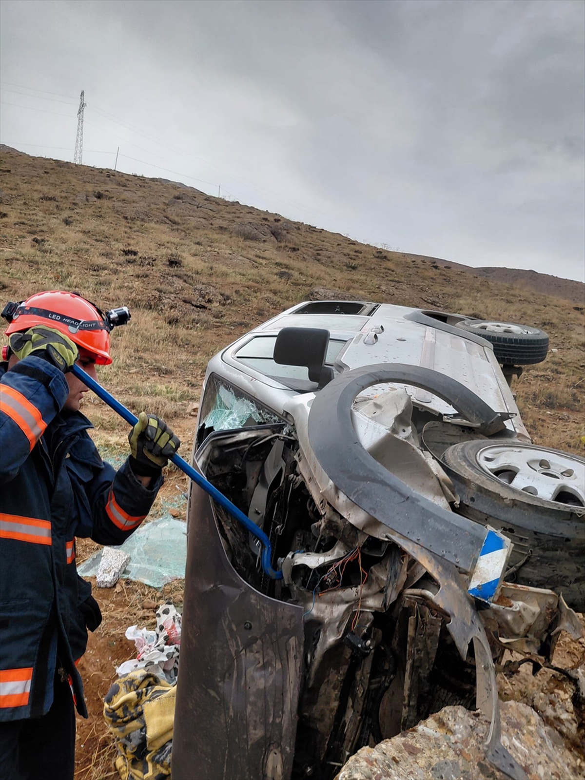 Hakkari Yüksekova'da şarampole devrilen kamyonette sıkışan 2 kişi yaralandı