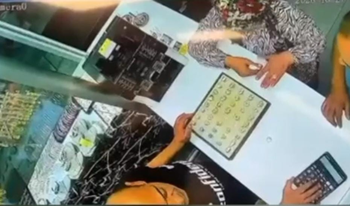 Hatay Antakya'da iki kuyumcudan 100 bin liralık 3 yüzük çalan 2 şüpheli yakalandı