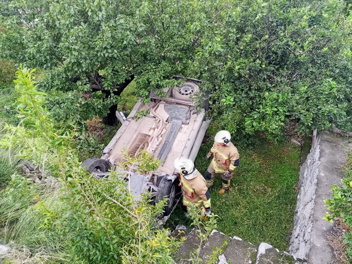 Hatay İskenderun'da bahçeye devrilen cipin sürücüsü ve yolcusu yaralandı