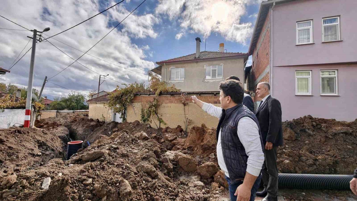 Hisarcık Kaymakamı Erkan Atam, Alınören'de altyapı çalışmalarını yerinde inceledi