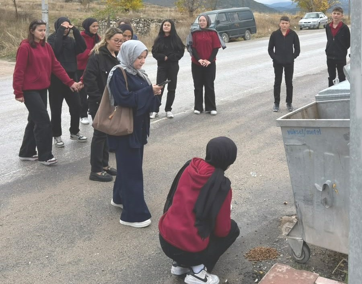 Hisarcık’ta öğrencilerden sokak hayvanlarına anlamlı destek