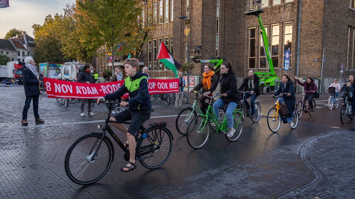 Hollanda'nın Utrecht kentinde Filistin için sessiz protesto 111 haftadır sürüyor