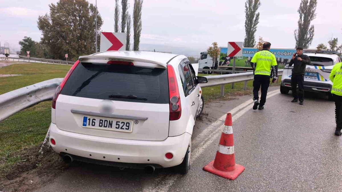 İnegöl'de kaygan yolda otomobil bariyerlere çarptı, 1 kişi yaralandı