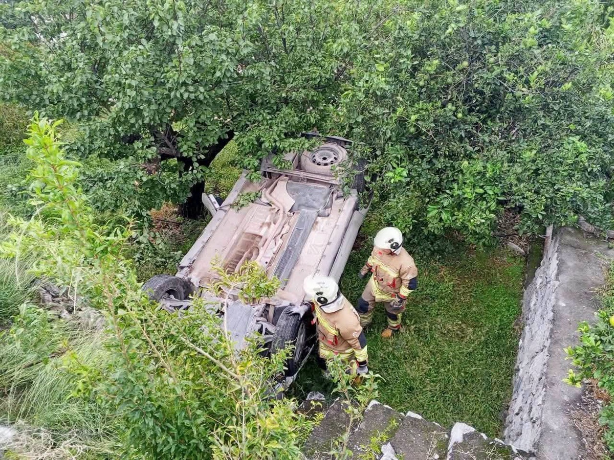 İskenderun'da ters dönen otomobilde mahsur kalan 2 kişiyi itfaiye kurtardı