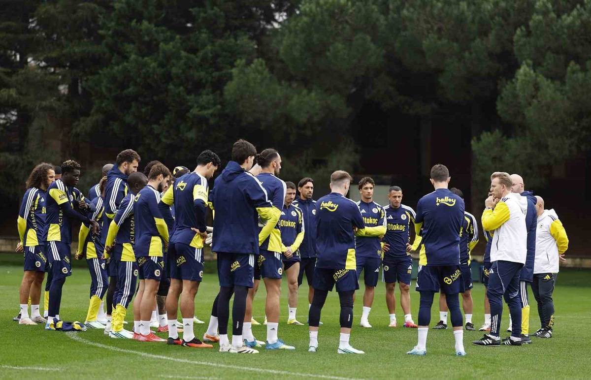 İsmail Kartal'la yollarını ayıran Fenerbahçe'de idmanı Dirk Kuyt yönetti