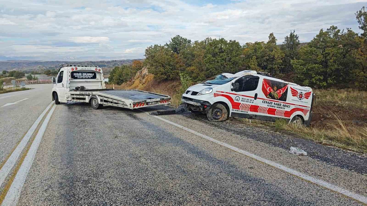 Isparta Yalvaç'ta cenaze nakil aracı şarampole devrildi, sürücü yaralandı