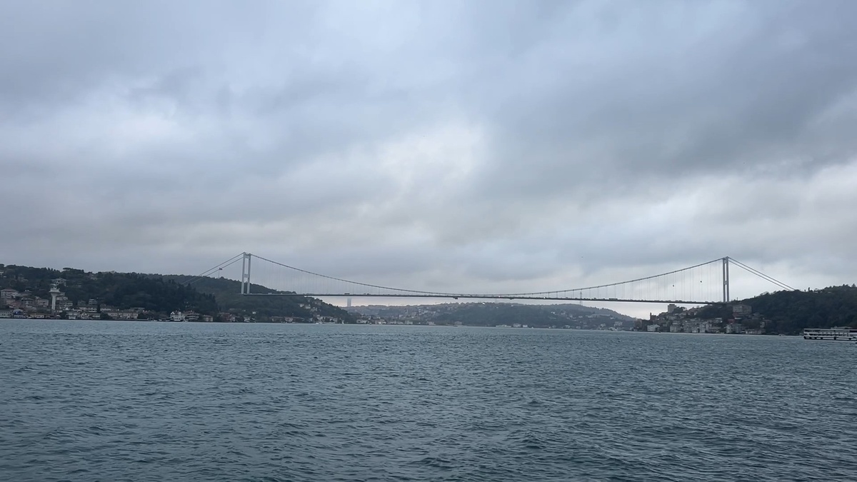 İstanbul Boğazı'nda 'Antonia S' isimli geminin geçişi nedeniyle trafik askıya alındı