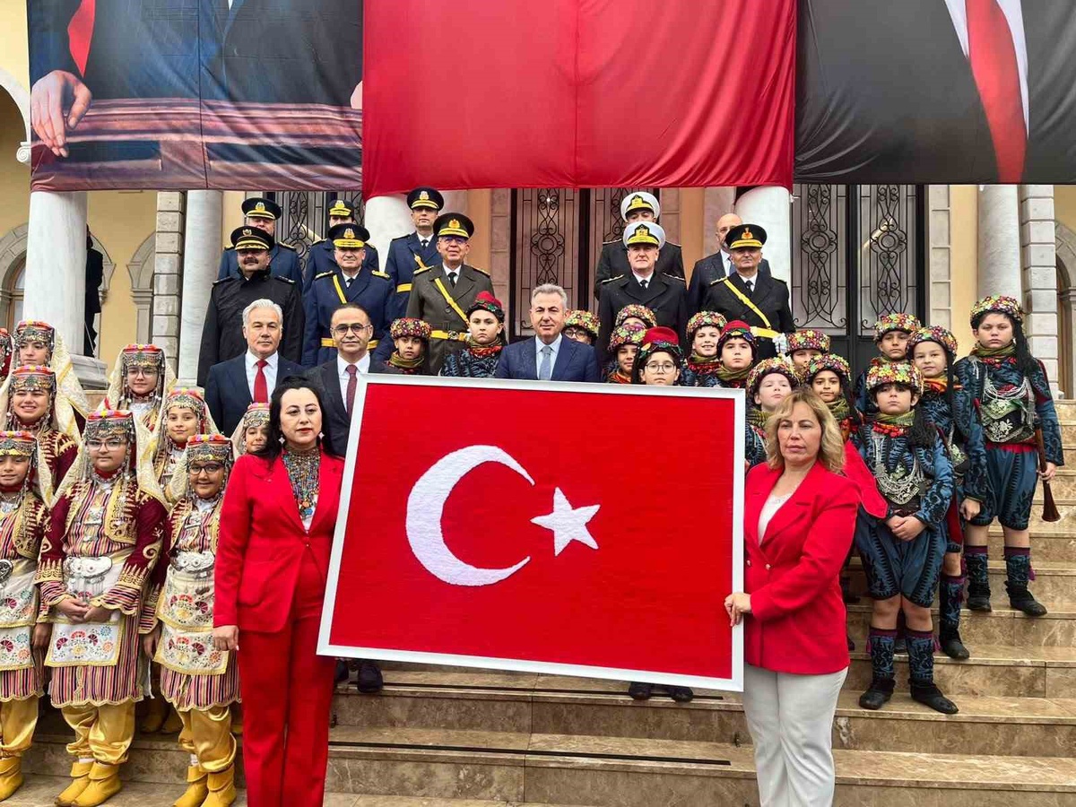 İzmir'de dokunan Türk bayrağı, Cumhuriyet'in 103. yılında Vali Elban'a teslim edildi