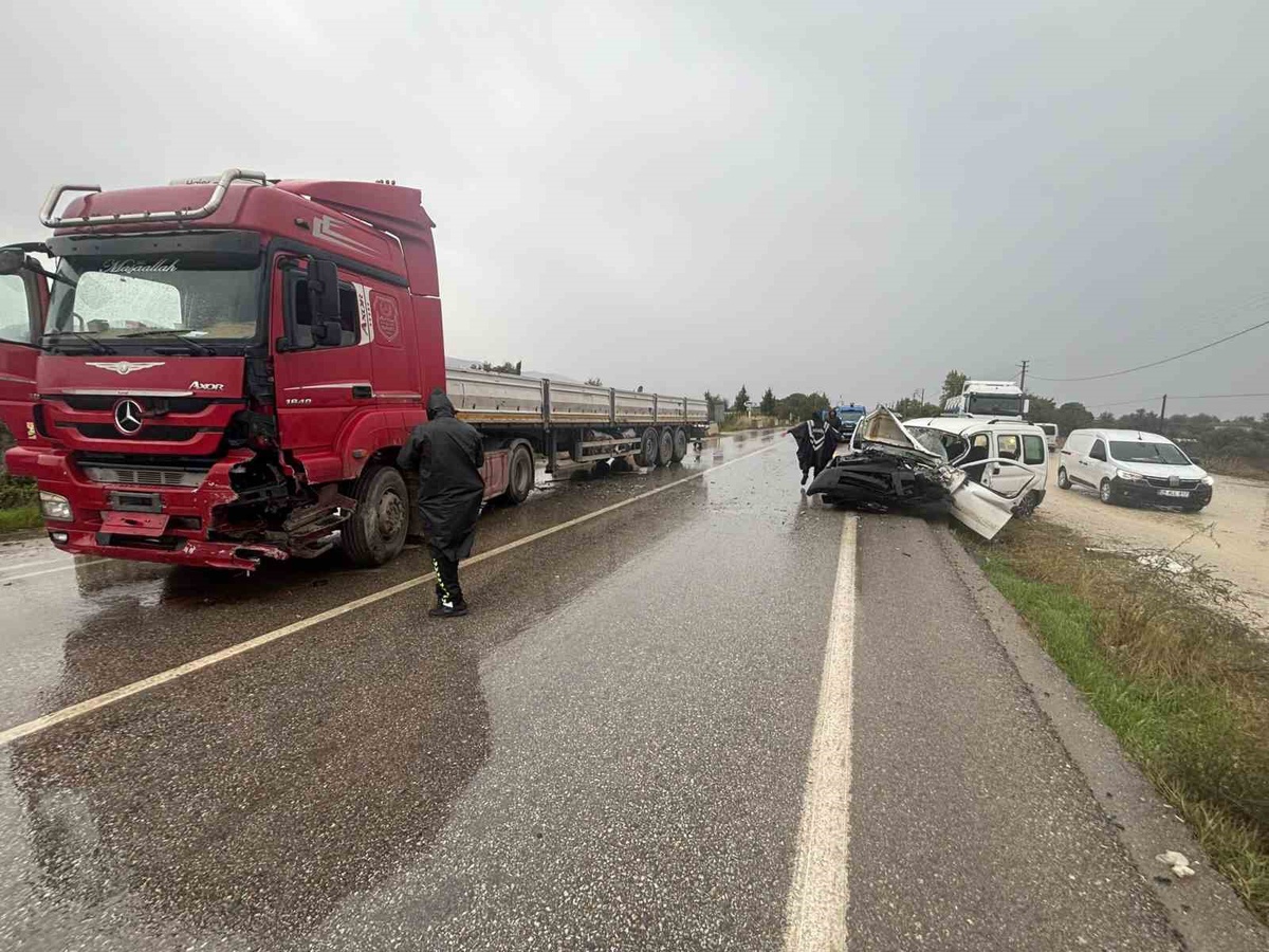 İzmir'in Ödemiş ilçesinde tırla çarpışan kamyonette 1 kişi öldü, 1 kişi yaralandı