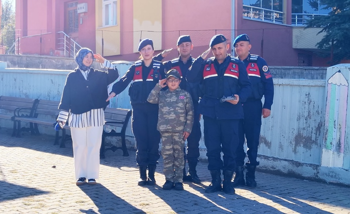 Jandarma, 9 yaşındaki Alparslan'ın devriye ve dron hayalini gerçekleştirdi
