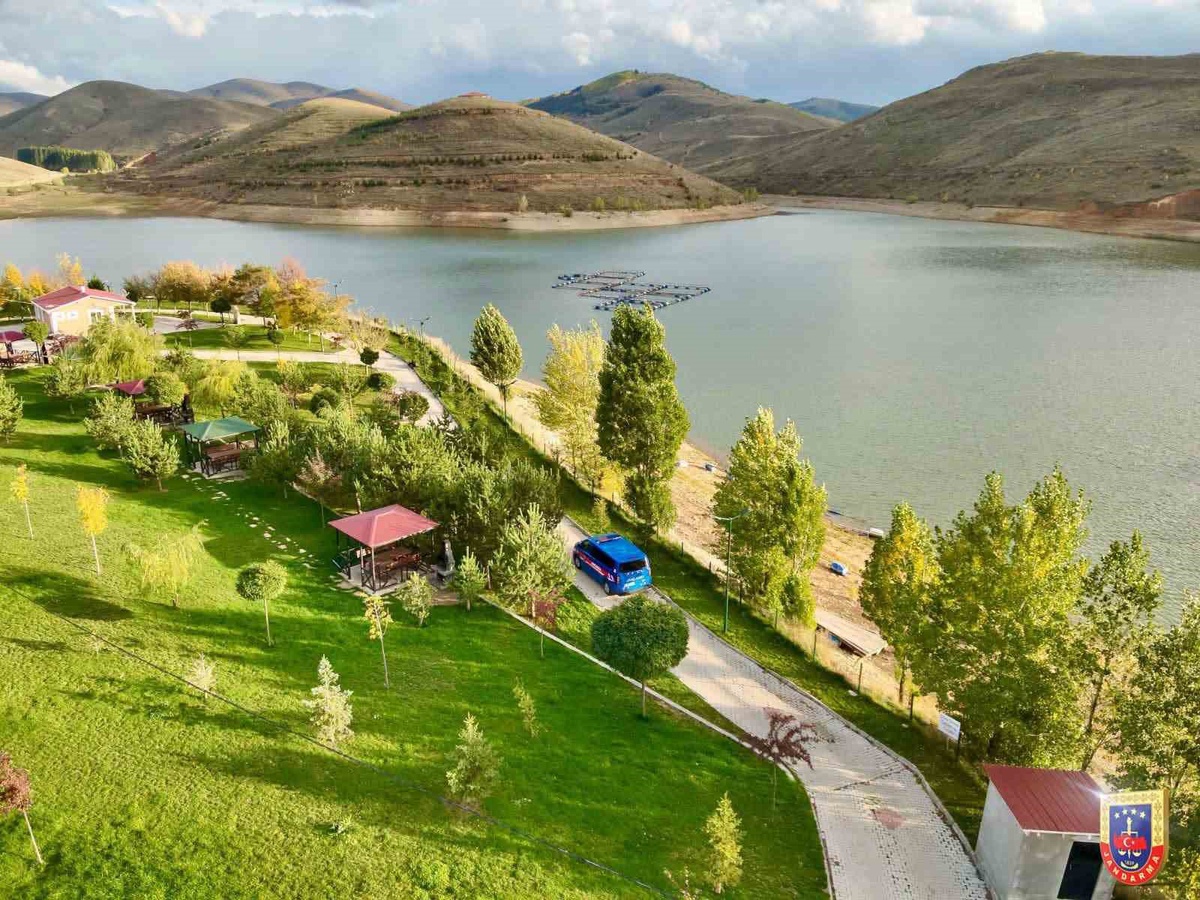 Jandarma Genel Komutanlığından Bayburt Gökçedere'deki devriyeye ilişkin paylaşım