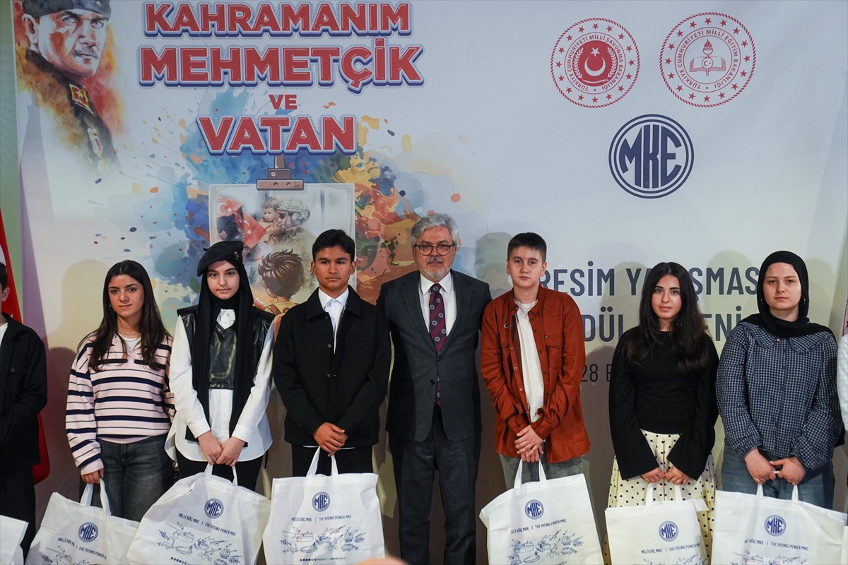 'Kahramanım Mehmetçik ve Vatan' konulu resim yarışmasında dereceye girenler ödüllerini aldı