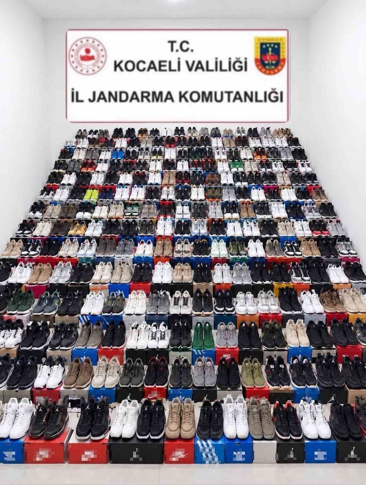 Kandıra'da operasyonda 4,5 milyon liralık bin çift sahte ayakkabı ele geçirildi