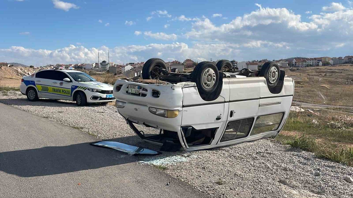 Karaman'da panelvan otomobille çarpışıp devrildi, iki sürücü yaralandı