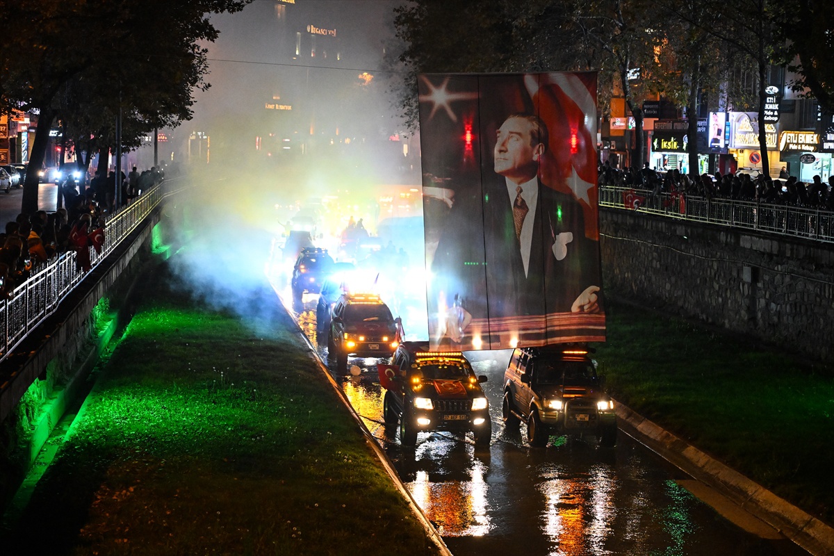 Kastamonu'da Cumhuriyet'in 103. yılı dolayısıyla fener alayı düzenlendi