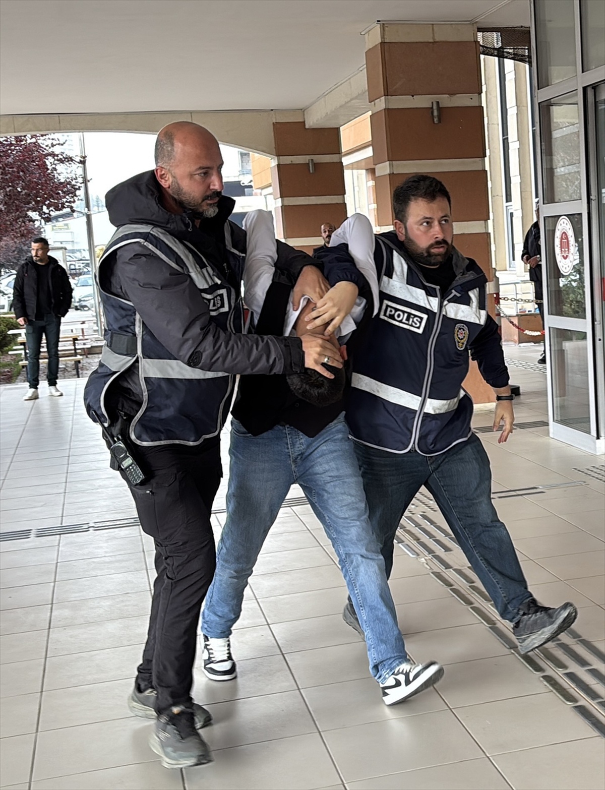 Kastamonu'da rastgele ateş açan şüpheli, 4 kişiyi yaralayıp adliyeye sevk edildi.