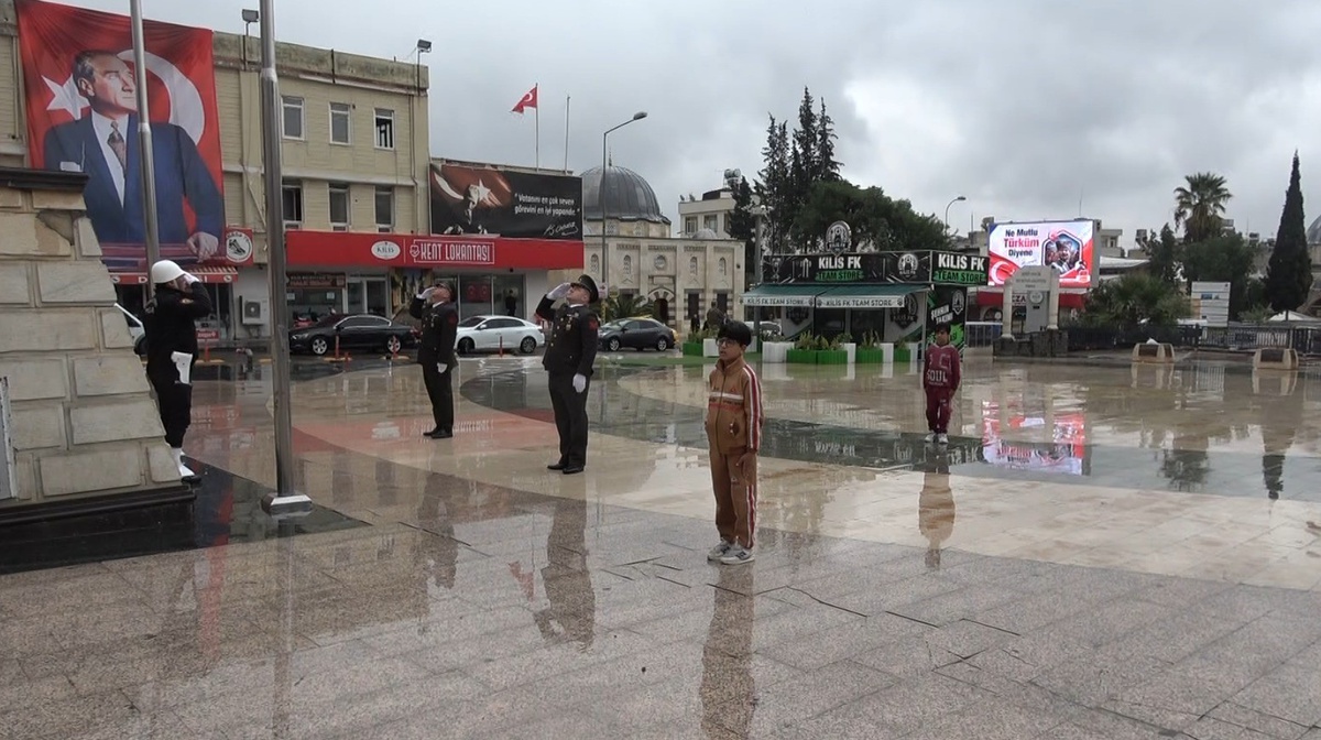 Kilis'te 108. yıl töreninde askerlerle saygı duruşuna duran çocuklar duygulandırdı