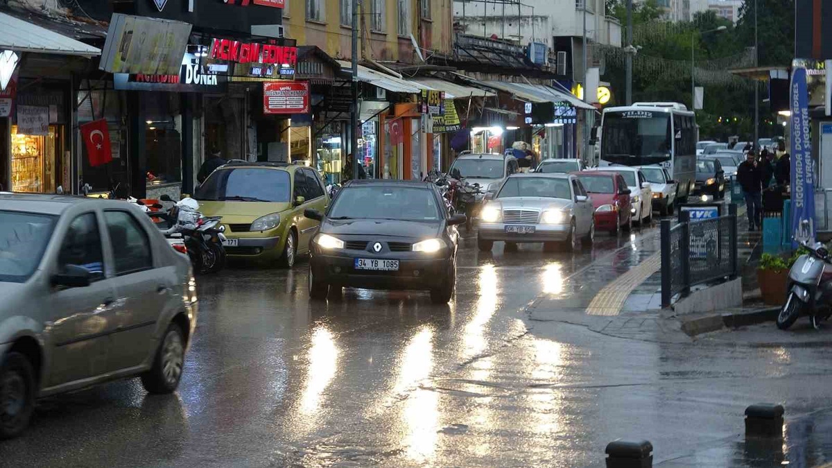 Kilis'te yağışlı hava etkili olurken sürücüler kaygan yollarda hızlarını düşürdü